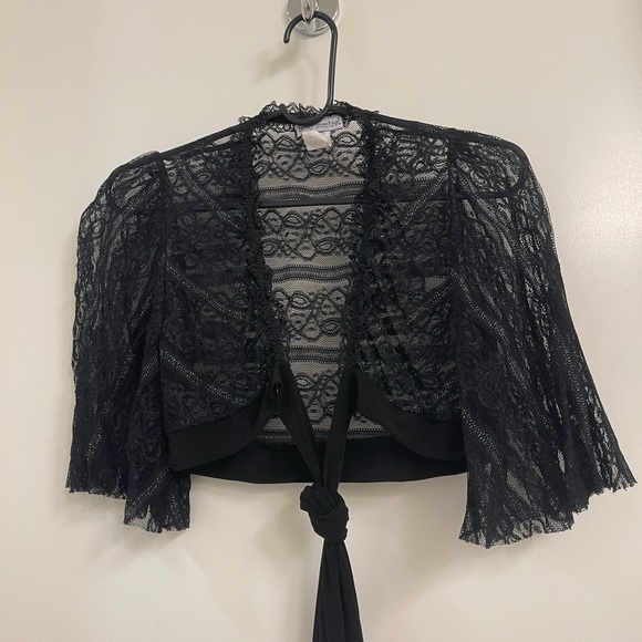 Bell sleeve sheer shrug with tie front.
Size Medium - Picture 8 of 8